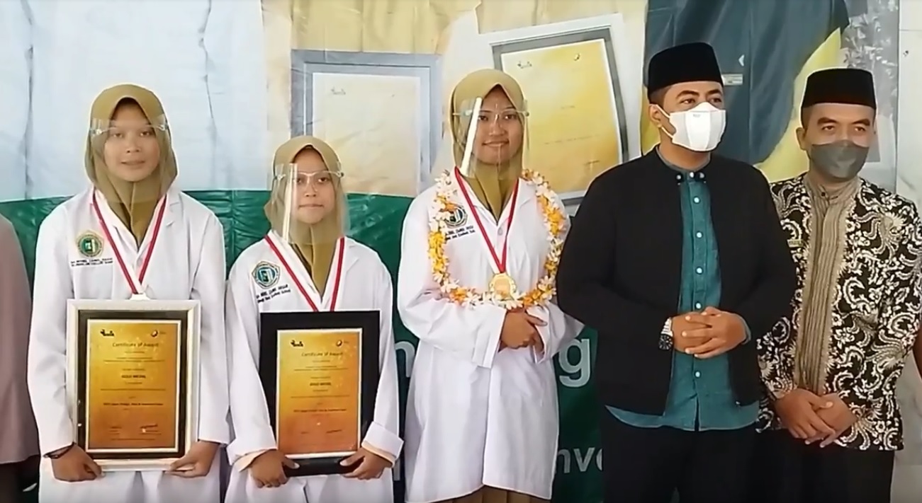 Tiga Santriwati MA Model Zainul Hasan Genggong menerima medali emas dan pengharagaan Internasional. (metrotv)