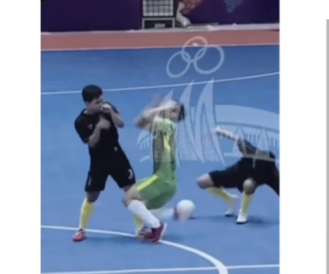 Aksi sikut pemain futsal Jatim viral di media sosial. (ist)