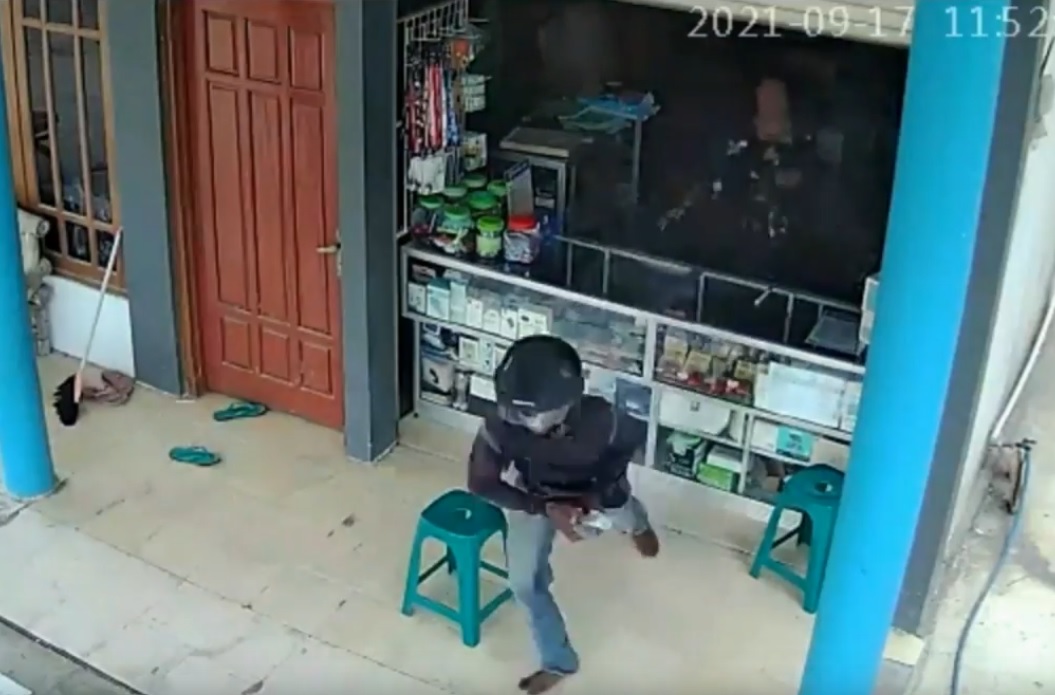 Aksi pencurian di counter HP terekam kamera CCTV. (metrotv)