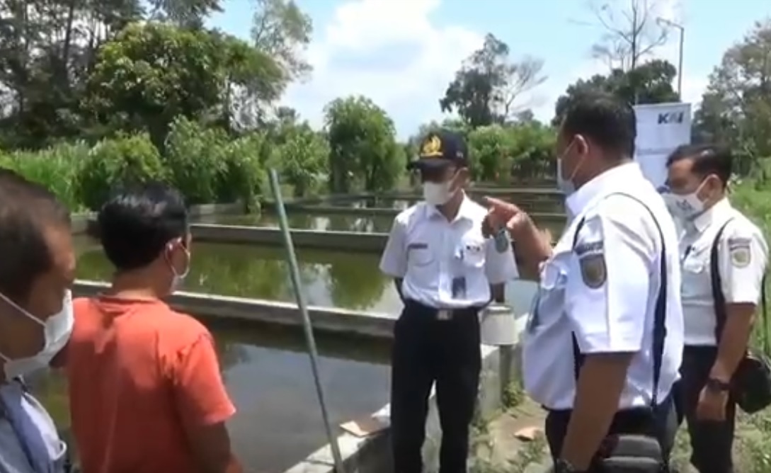 Vice Presiden CSR PT KAI, Agus Setiyono bersama kelompok peternak ikan di Tulungagung. (metrotv)