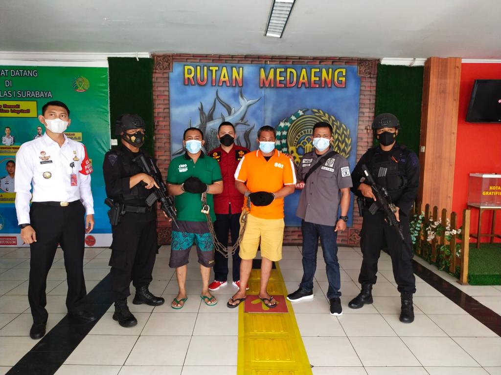 Napi bandar narkoba Saleh Kurap (kaos oranye) dipindahkan ke Nusakambangan (Foto / Hum)