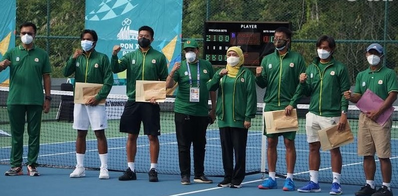 Gubernur Jatim Khofifah Indar Parawansa saat memberikan bonus mentas kepada atlet tenis yang memperoleh medali emas (Foto / Hum)