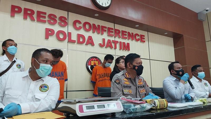 Kabid Humas Polda Jatim Gatot Repli Handoko menunjukkan barang bukti narkoba yang hendak diantarkan ke seorang pengedar di Surabaya (Foto / Metro TV)