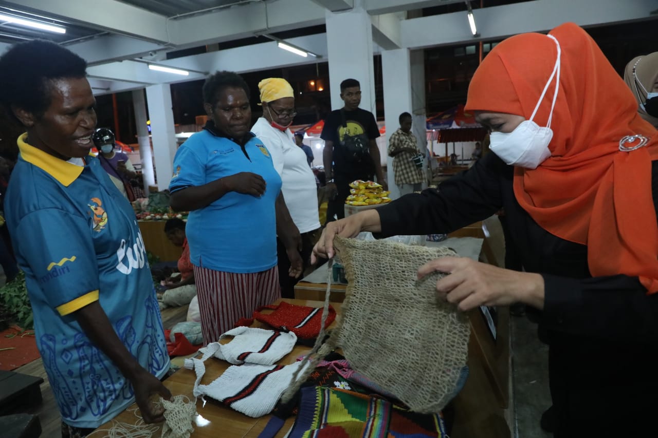 Kunjungi Pasar Mama-Mama Papua, Khofifah Borong Ini