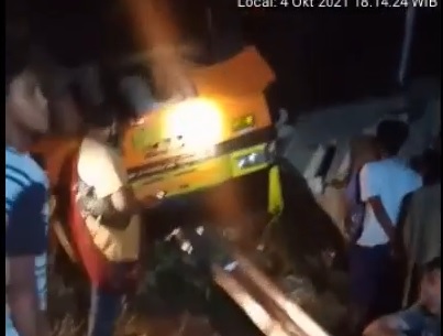 Truk Tabrak Pembatas Jalan, Sopir Tewas Terjepit