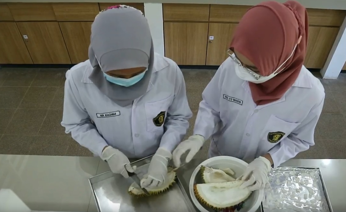 Mahasiwa Unibra Malang meneliti kandungan senyawa kulit durian. (metrotv)