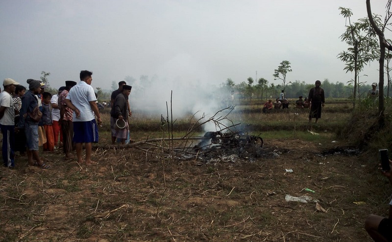 Terduga Pelaku pencurian jadi arang usai dibakar massa (Foto / Metro TV)