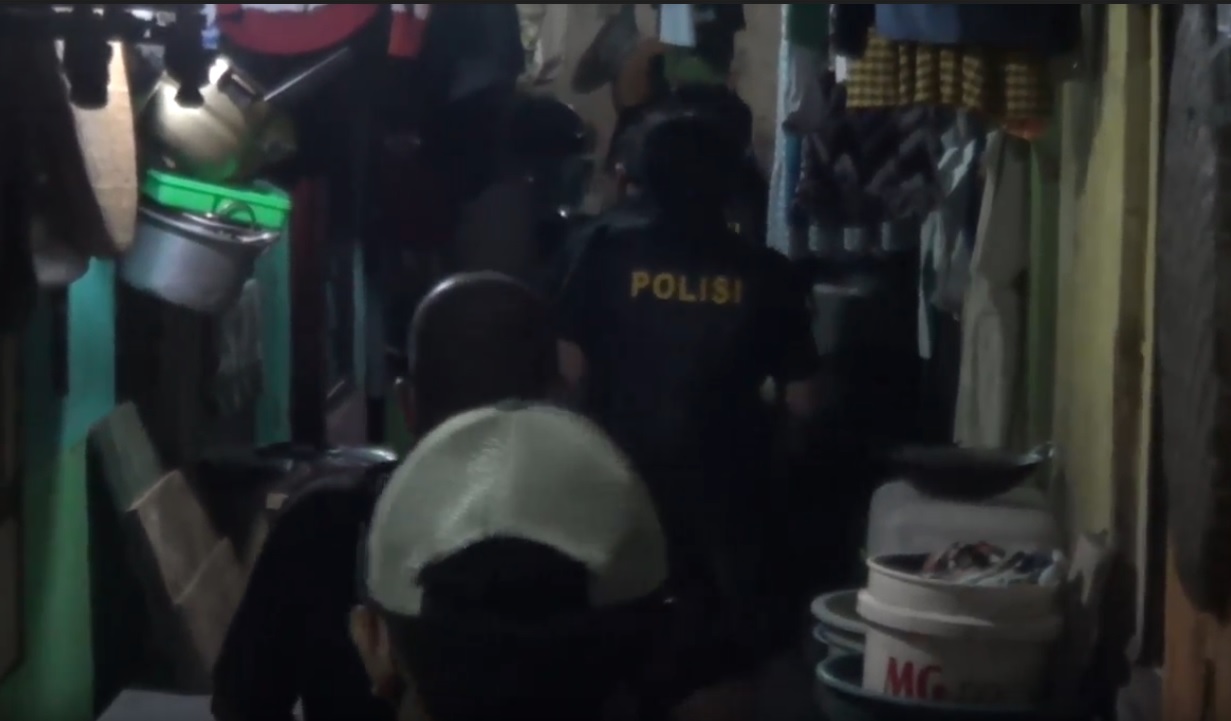 Polisi menyisir gang-gang sempit di kawasan Jalan Kunti Surabaya yang dijuluki Kampung Narkoba. (metrotv)