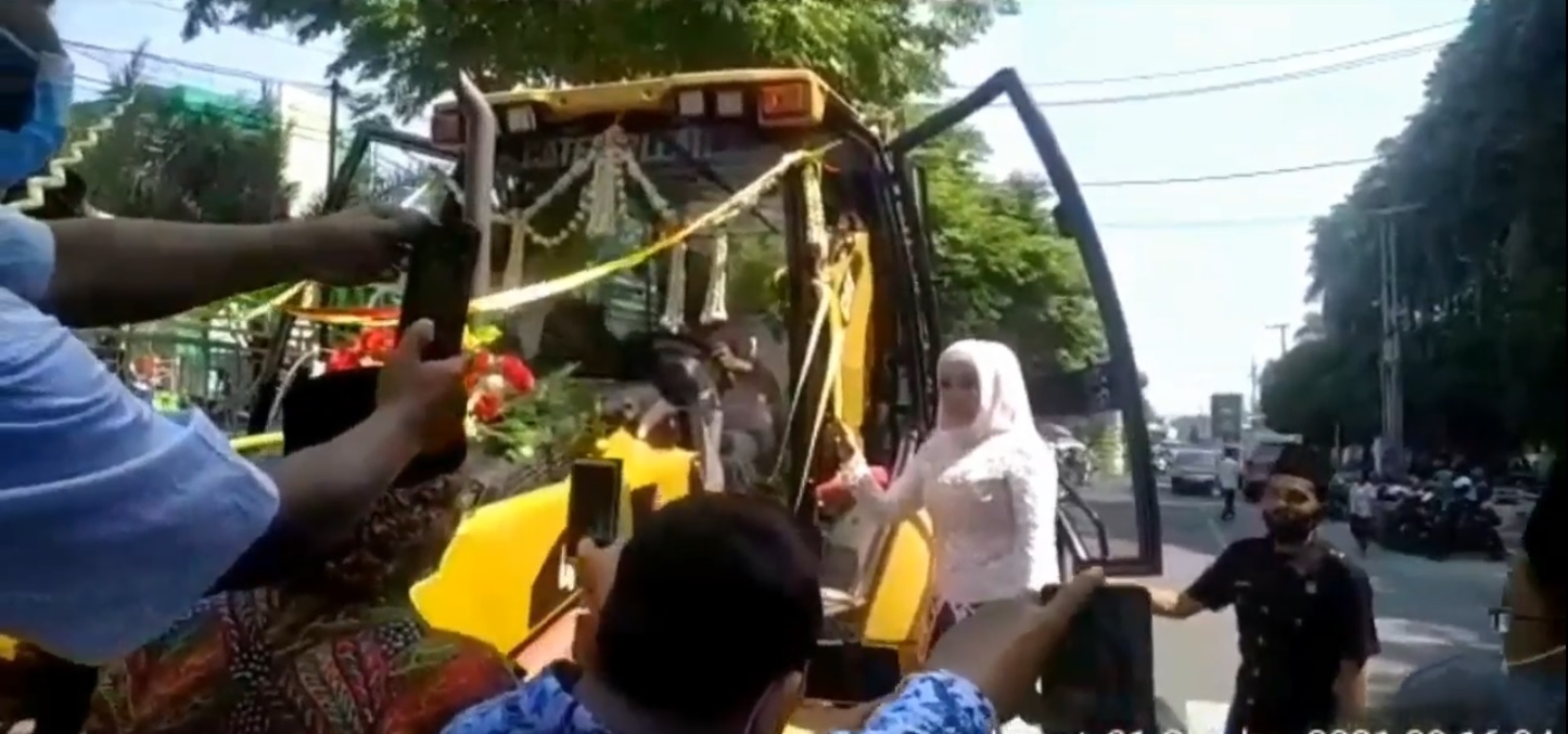 Unik, Pasangan Pengantin di Bojonegoro Merayakan Pernikahan di Excavator