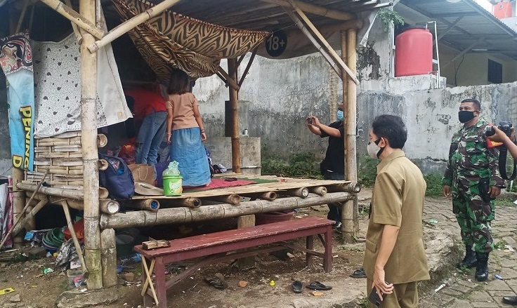 Keluarga Solehudin dan dua anaknya tinggal di pos kampling selama setahun terakhir (Foto / Metro TV) 