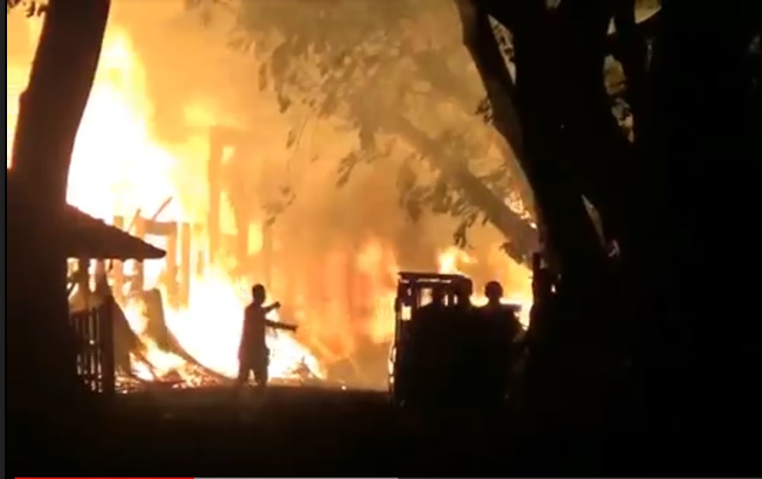 Api membubung tinggi dari gudang penyimpanan kayu di Kota Pasuruan. (metrotv)