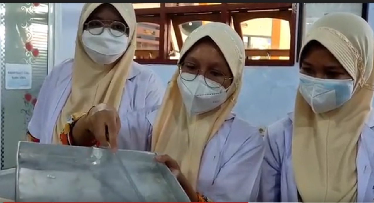 Siswa SMA Muhammadiyah 1, Kecamatan Taman Sidoarjo (Smamita) mengolah ketela menjadi bungkus makanan. (metrotv)