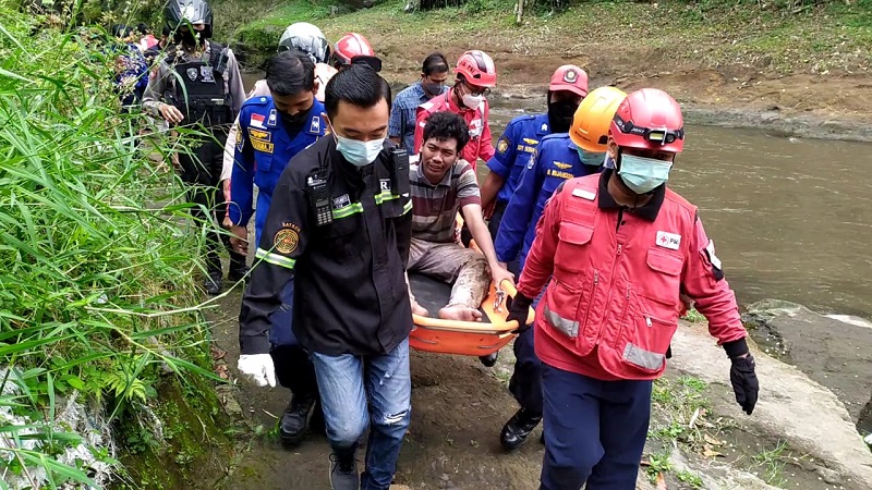 Terduga pelaku pencurian mobil boks di Malang dievakuasi usai lompat dari jembatan (Foto / Metro TV)
