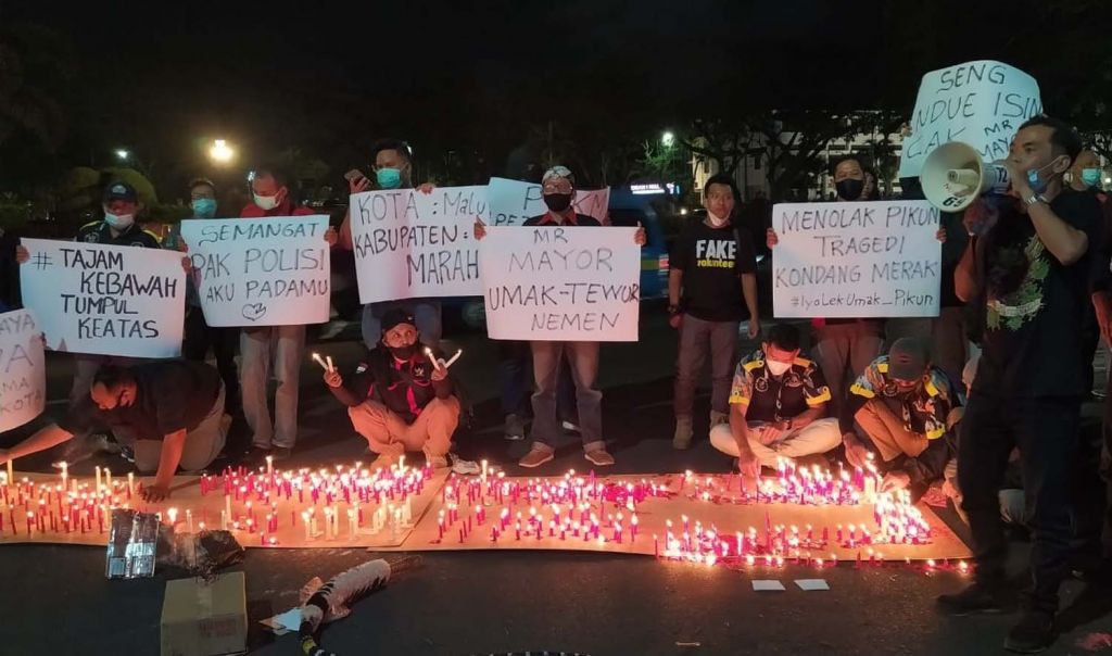 Aksi seribu lilin di depan Balaikota Malang meminta polisi mengusut tuntas kasus pelanggaran PPKM yang dilakukan Walikota Malang, Sutiaji (Foto / Metro TV) 