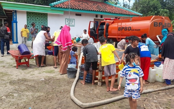 Warga desa Ngawi antre bantuan air  dari BPBD (Foto / Metro TV)