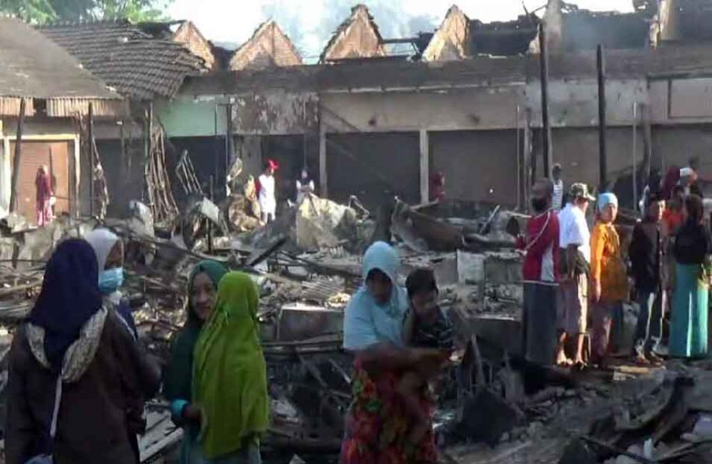 Sejumlah pedagang Pasar Nguling mengais barang-barang yang bisa diselamatkan pasca kebakaran (Foto / Metro TV) 