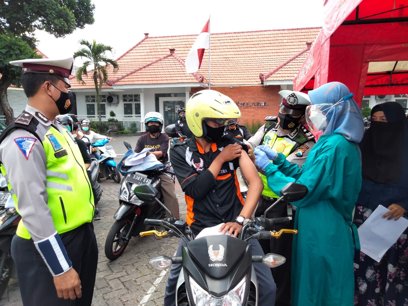 Layanan vaksinasi drive thru di Malang disambut antusias warga (Foto / Metro TV)