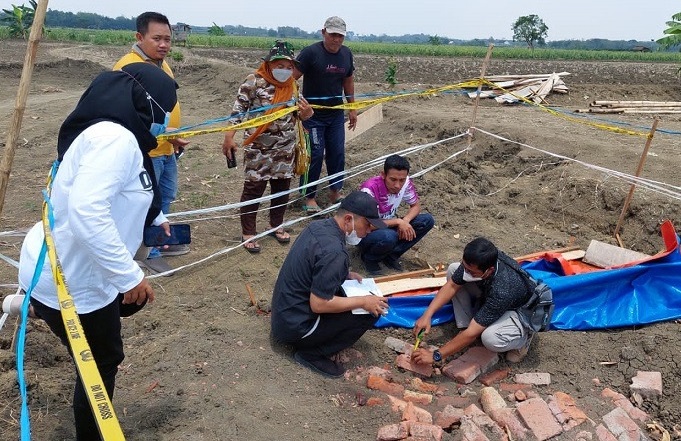 Tim BPCB Jatim mengecek struktur batu bata di Babat, Lamongan (Foto / Metro TV)