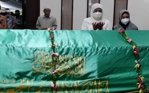 Gubernur Jatim Khofifah Indar Parawansa mendoakan almarhum Wakil Walikota Mojokerto, Achmad Rizal Zakaria sebelum menuju peristirahatan terakhir (Foto / Metro TV) 