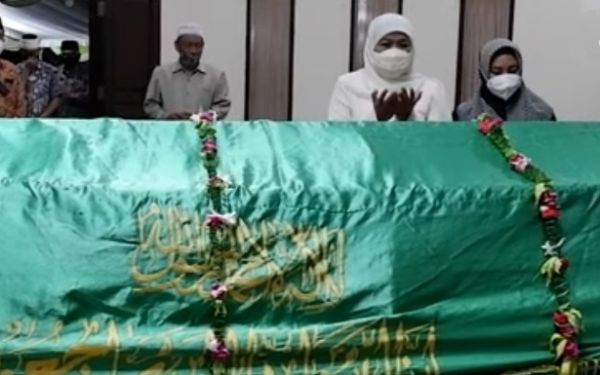 Lepas Jenazah Wakil Wali Kota Mojokerto, Begini Pesan Khofifah