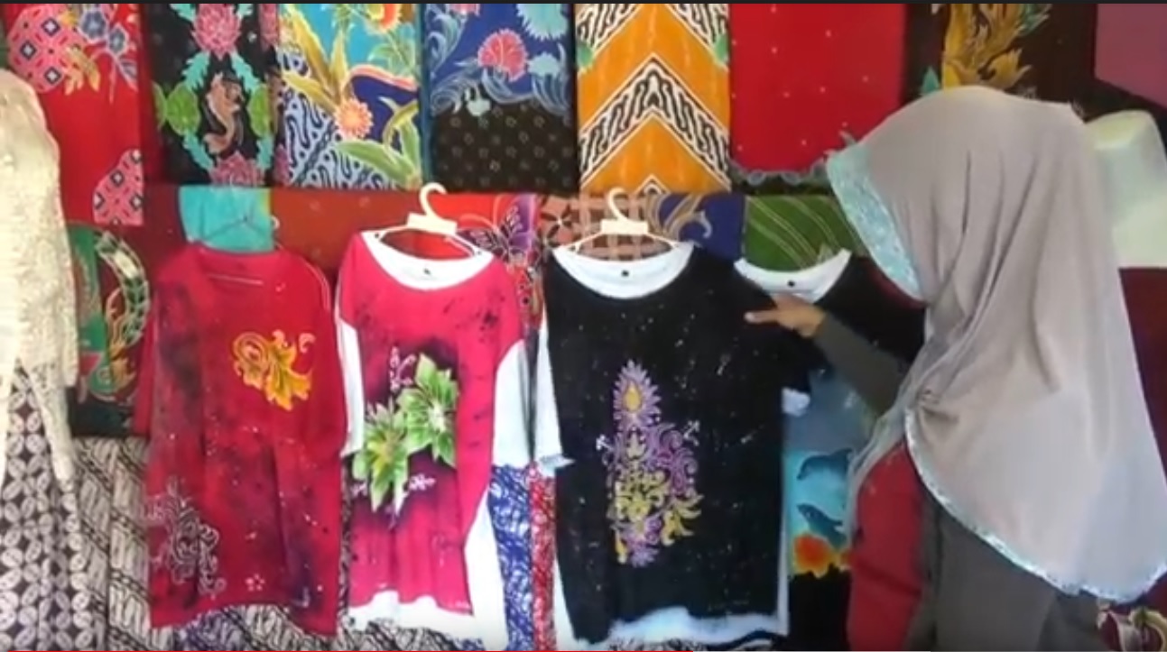 Produk batik kaos hari karya ibu-ibu di Kota Probolinggo. (metrotv)