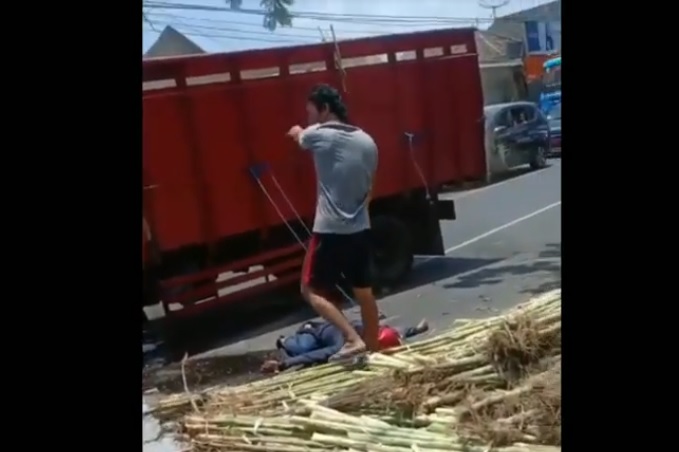 Tabrakan Beruntun, Pemotor Tewas Tertimpa Truk Tebu