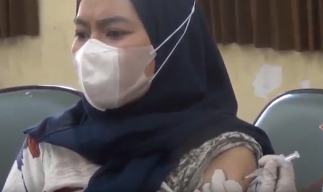 Mahasiswi STKIP Sumenep tegang saat disuntik vaksin covid-19. (metrotv)