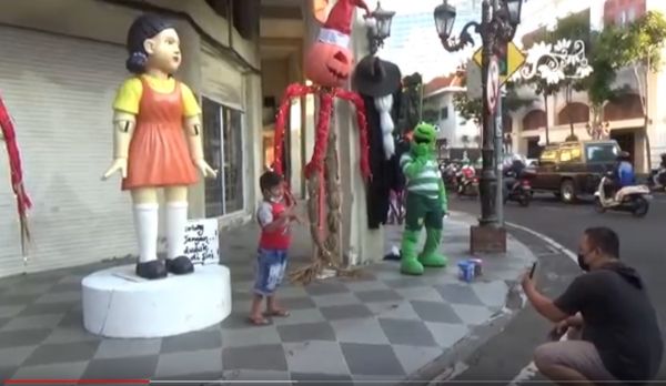 Boneka Squid Game di Jalan Tunjungan Dibongkar Satpol PP