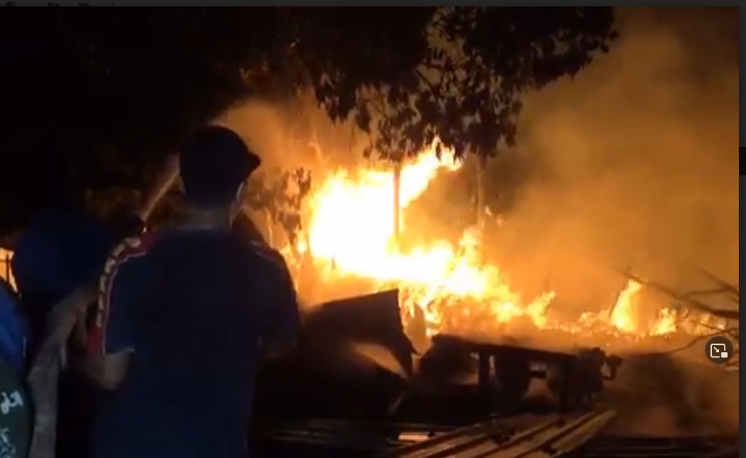 Kobaran api menghanguskan isi gudang kayu jati di Ngawi. (metrotv)