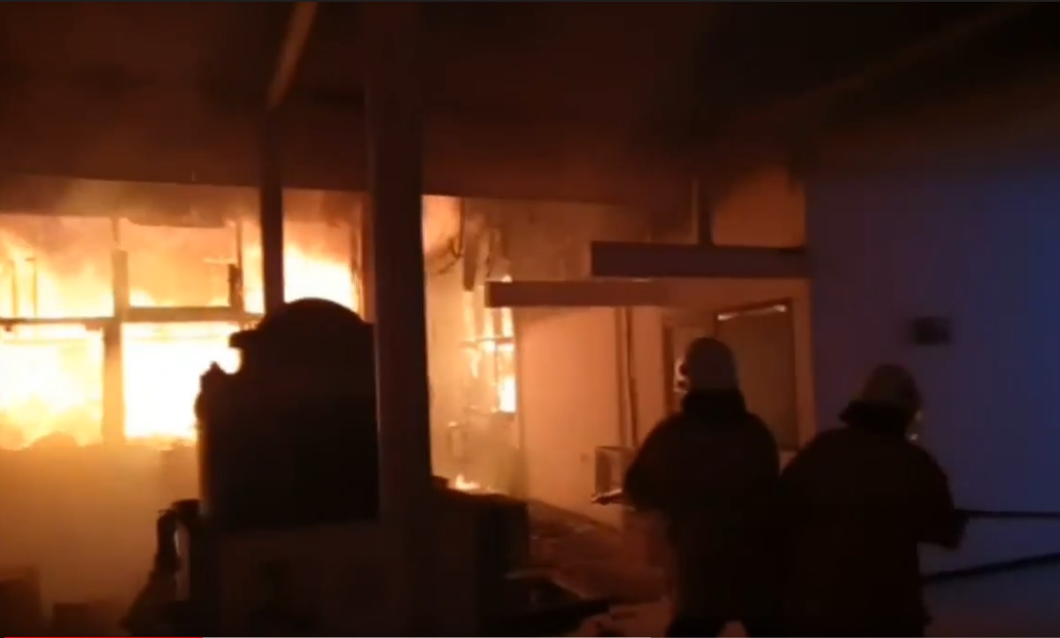 Api membakar salah satu ruangan di Kantor Dinas PUPR Jatim. (metrotv)