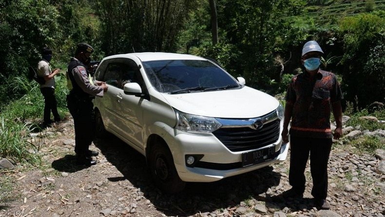 Mobil Daihatsu Xenia yang dikemudikan Suryadi nyasar ke hutan secara misterius (Foto / Metro TV)