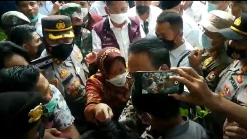 Menteri Sosial (Mensos) Tri Rismaharini kembali mengamuk kepada mahasiswa dan aktivis saat kunjungan kerja di Lombok Timur, Nusa Tenggara Barat (NTB) (Foto / Metro TV)