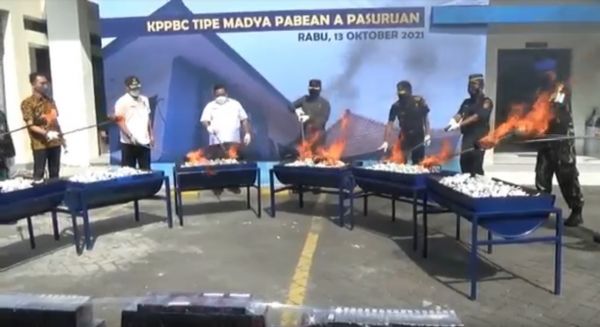 Bea Cukai Pasuruan Bakar 11 Juta Batang Rokok Ilegal, Nilainya Rp 15 Miliar