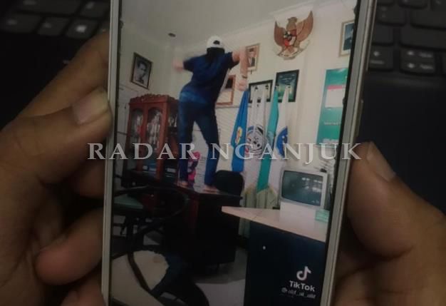 Viral, Kepala Dusun joget TikTok di meja Kades (Foto / Radar Nganjuk)