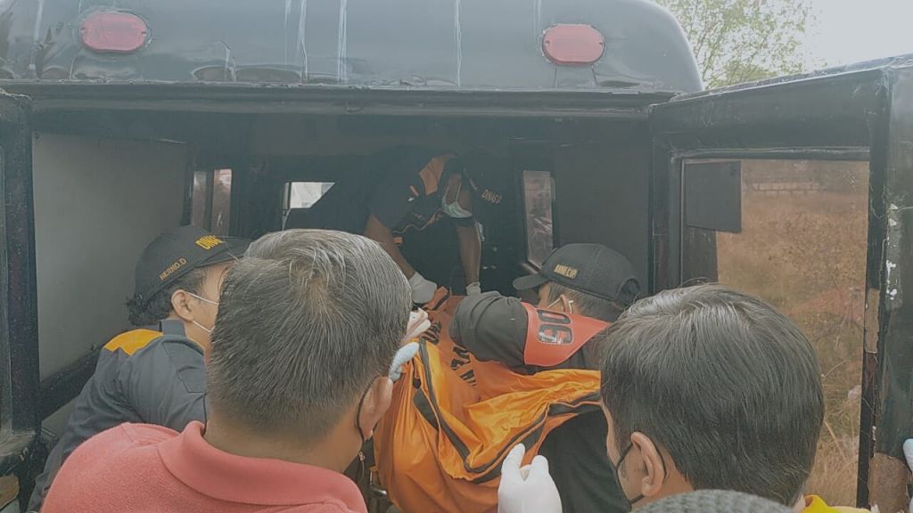 Petugas mengevakuasi korban Djasmi yang diduga menjadi korban penganiayaan hingga tewas (Foto / Metro TV)