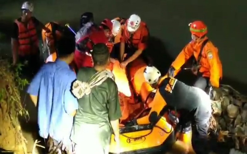 Evakuasi salah satu korban tenggelam di Sungai Cileueur (Foto / Metro TV)