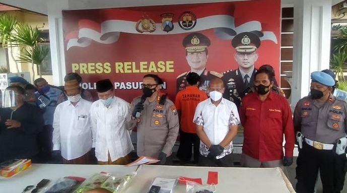 Kapolres Pasuruan, AKBP Erick Frendriz menunjukkan barang bukti sabu-sabu dari salah satu pengedar jaringan internasional (Foto / Metro TV)