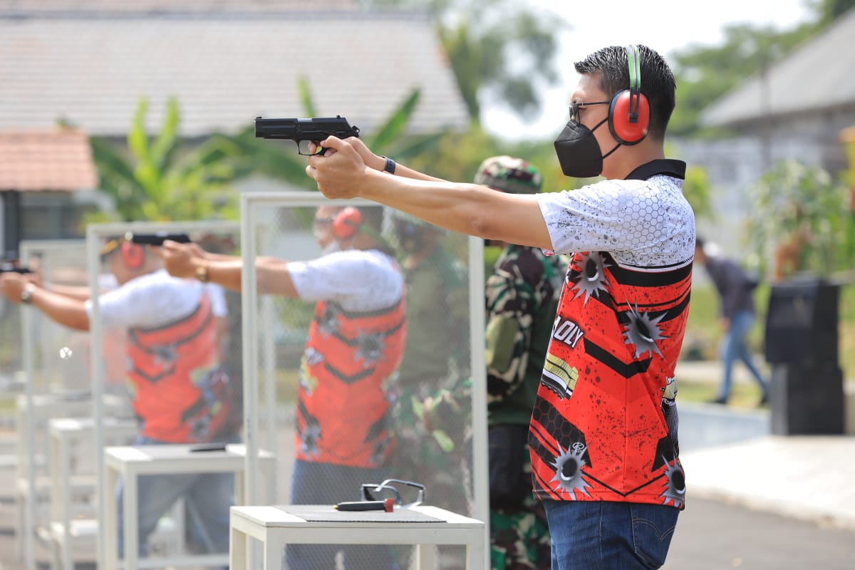 Kanwil Kemenkumham Jatim menggelar uji ketangkasan menembak pistol eksekutif ( Foto / Hum)