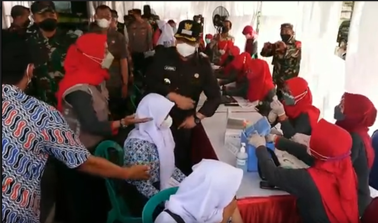 Penggunaan vaksin pfizer pertama kali di Tulungagung diberikan untuk 1.000 siswa SMP Negeri 1 Sumbergempol. (metrotv)