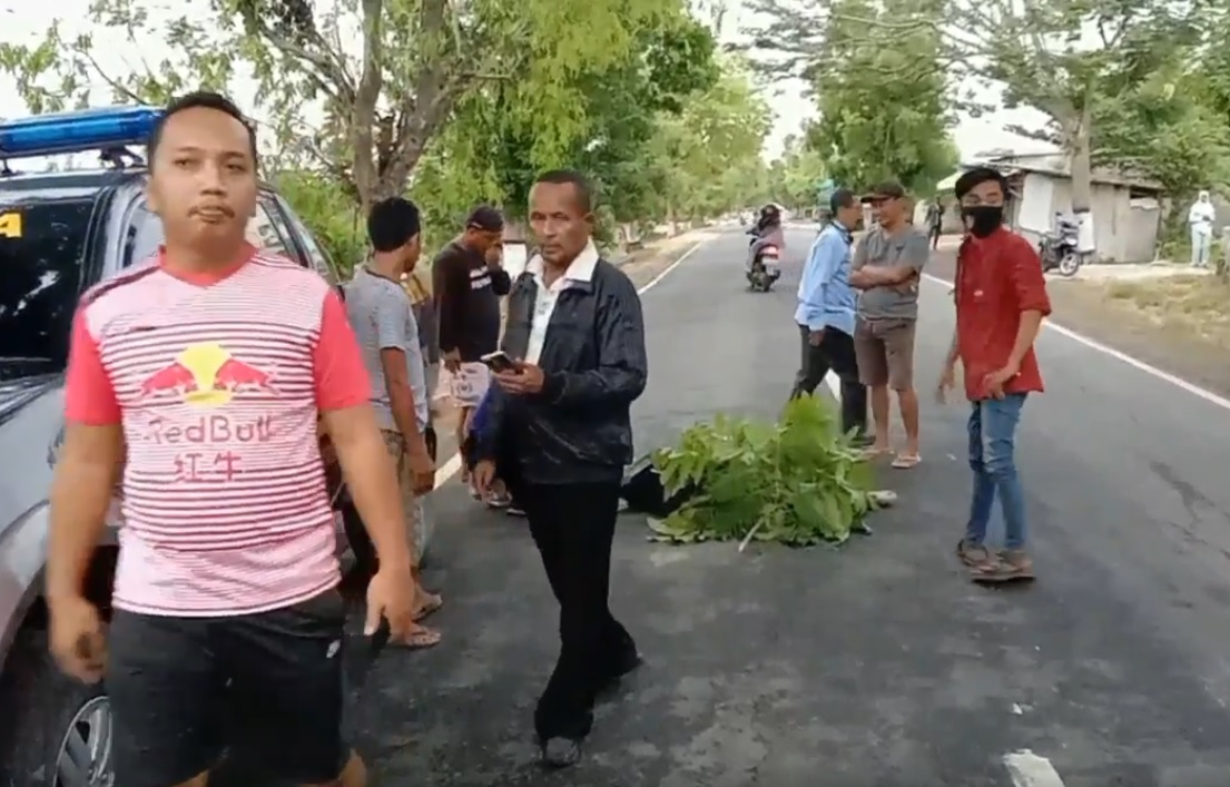 Jasad korban kecelakaan sebelum dievakuasi petugas ke rumah sakit. (metrotv)