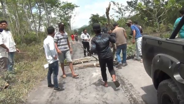 Jalur Khusus Truk Tambang di Lumajang Ditutup Paksa Warga