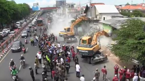  Bangunan di Jalan Raya Wonokromo, Surabaya dirobohkan Senin 18 Oktober 2021. 