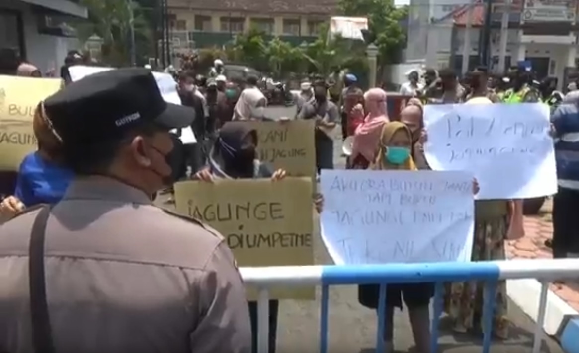 Aksi unjurasa peternak ayam di depan Kantor Bulog Tulungagung. (metrotv)