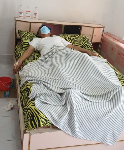 Kondisi RK, tersangka pemalsuan merk sarung BHS yang terbaring sakit (Foto / Polda Jatim )
