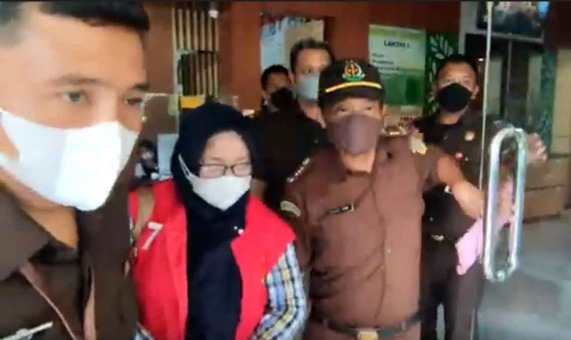  Tersangka Suhartatik digelandang ke Rutan Kelas 1 Surabaya (metrotv)