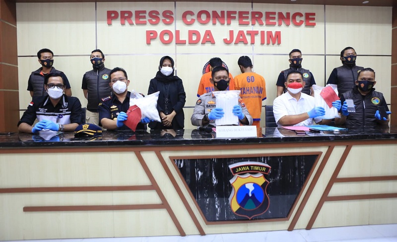 Ditresnarkoba Polda Jatim menunjukkan barang bukti narkoba yang diamankan dari dua kurir jaringan Madura (Foto / Metro TV) 
