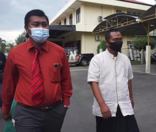 M, Achmad Muhlish didampingi pengacara saat diperiksa polisi. (Medcom.id/Tamam Mubarok)