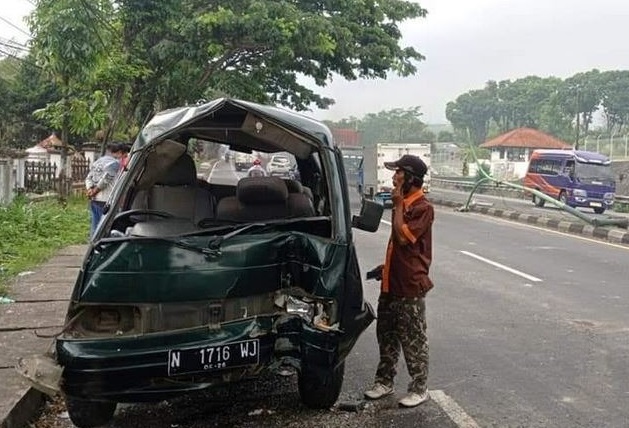 Mobil Rombongan Takziah Tabrak Tiang Listrik, 1 Tewas