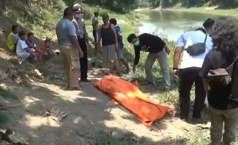 Mehandra ditemukan petugas sudah meninggal akibat tenggelam di sungai (Foto / Metro TV)