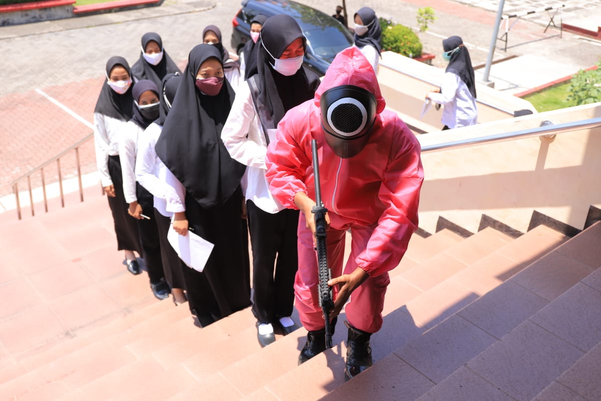Peserta tes SKD CPNS di Kemenkumham Jatim diarahkan petugas bersegaram Squid Game (Foto / Clicks.id)